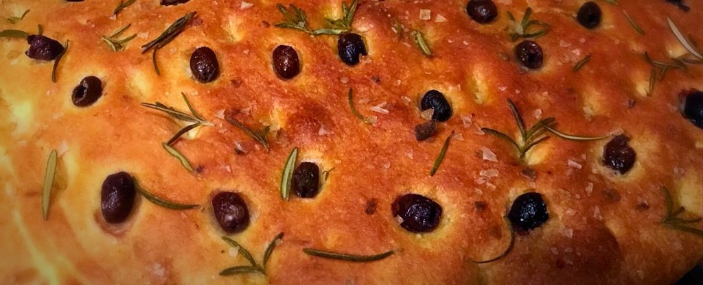 focaccia con olive e rosmarino