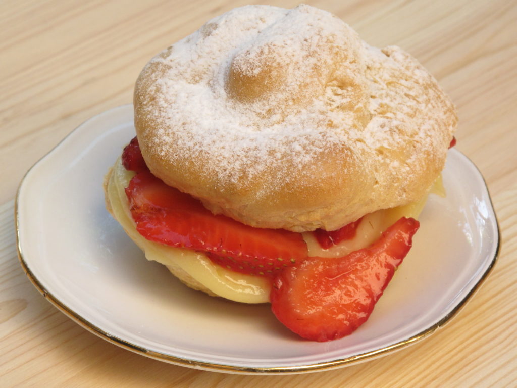 mini torta bignè con crema e fragole